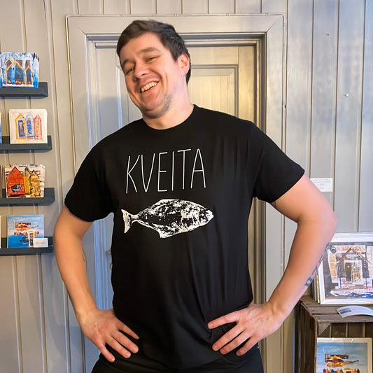 Mann i svart t-skjorte med teksten KVEITA og hvitt fisketrykk