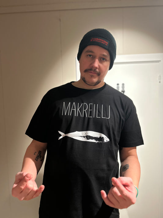 Mann i svart t-skjorte med teksten MAKREILLJ og hvitt fisketrykk