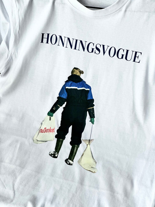 Hvit t-skjorte med HONNINGSVOGUE og fototrykk av en person som går i snøen