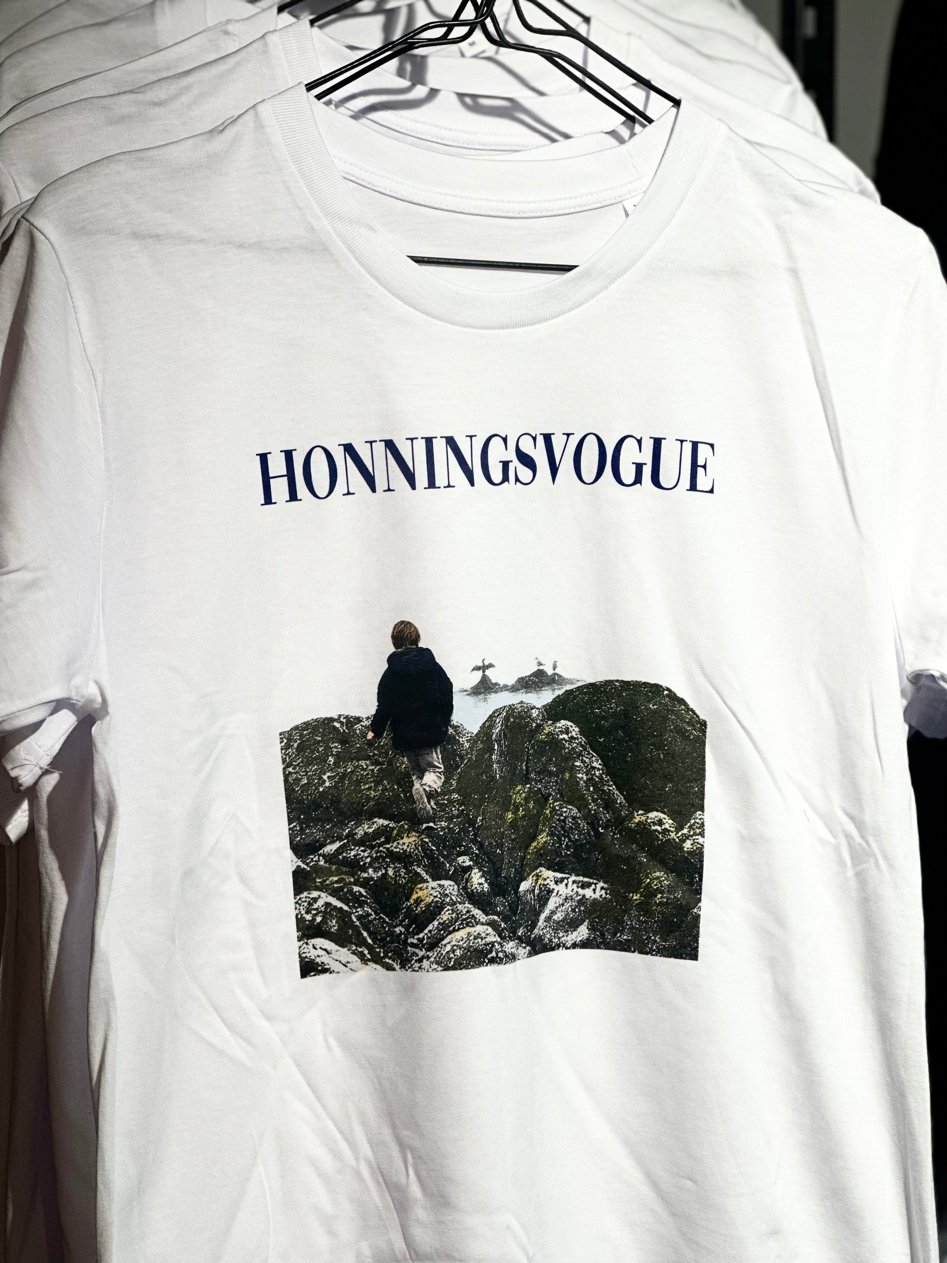 Hvit t-skjorte med HONNINGSVOGUE og fototrykk foran