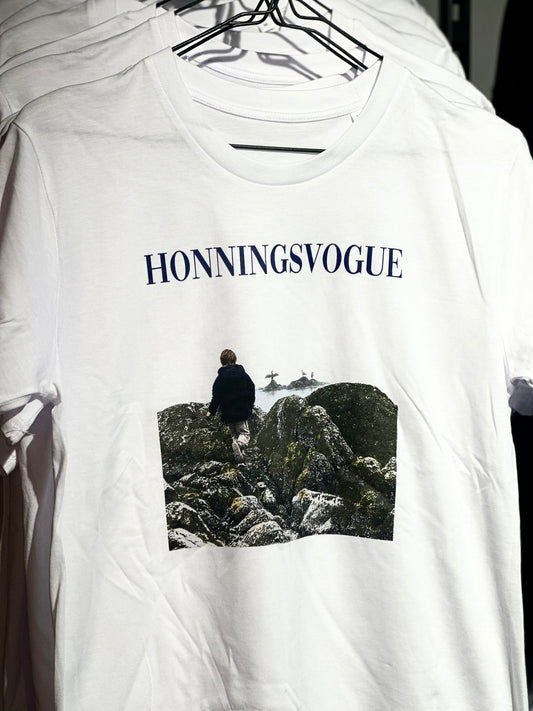 Hvit t-skjorte med HONNINGSVOGUE og fototrykk foran