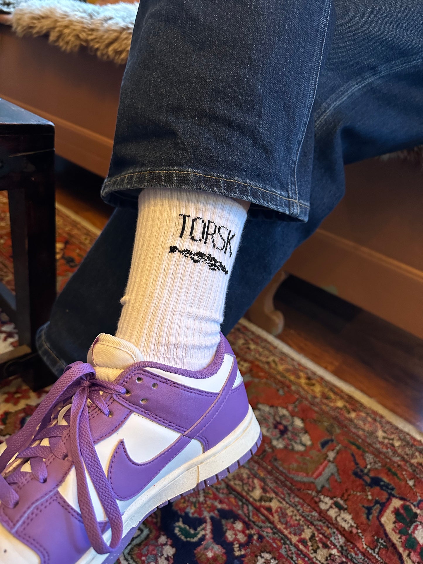 Hvite tennissokker med teksten TORSK, brukt med lilla joggesko