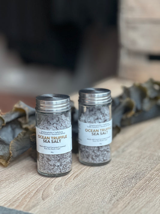 To glass med Ocean Truffle Sea Salt på et trebord