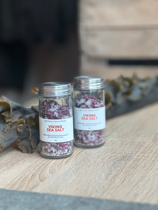 To glass med Viking Sea Salt med rosa tangbiter på et trebord