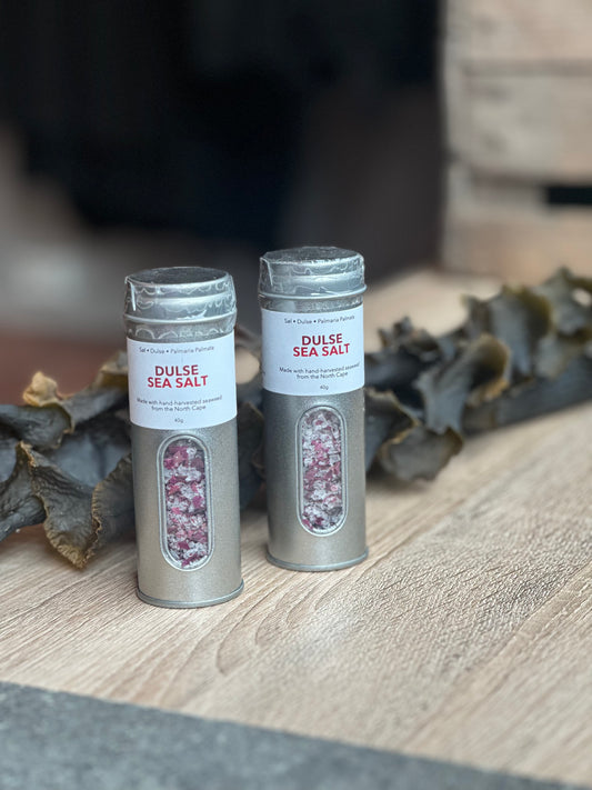 To glass med Dulse Sea Salt på et trebord