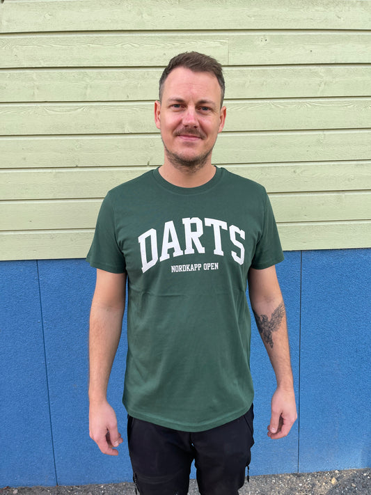 Mann i grønn t-skjorte med DARTS og NORDKAPP OPEN i hvitt