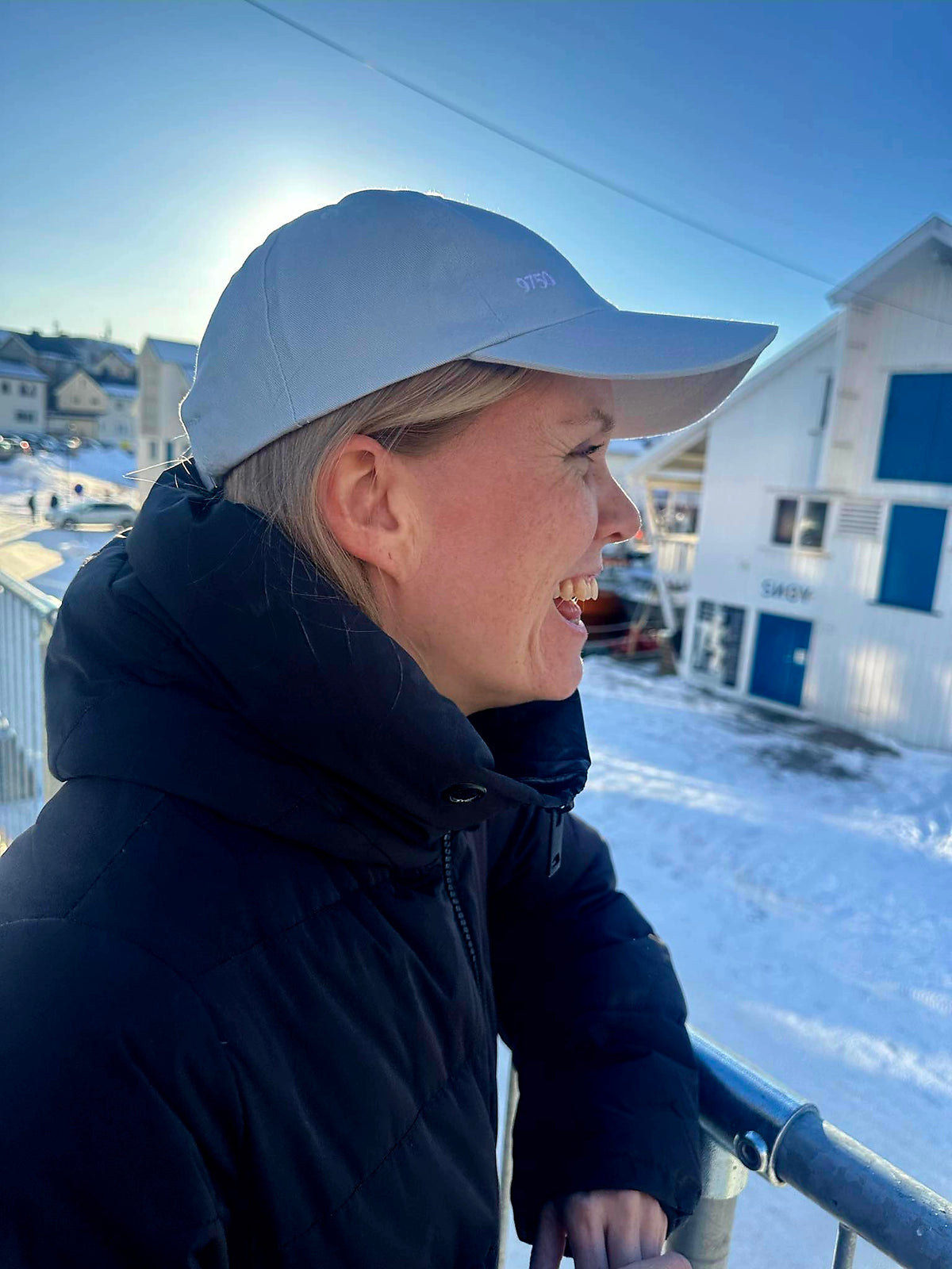 Person med lyseblå caps utendørs i Honningsvåg